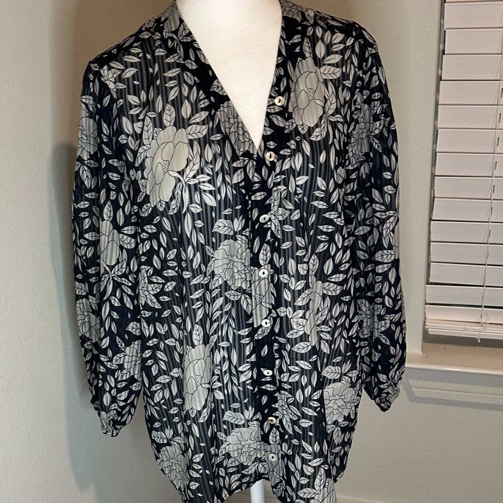 B&W blouse - Picture 2 of 8